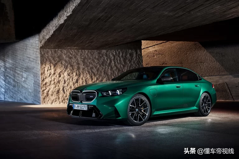 New car | old model sold 1.4539 million yuan/optional carbon fiber roof, new BMW M5 domestic configuration exposure